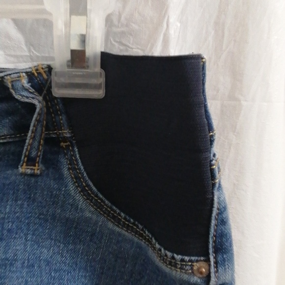 OLD NAVY MATERNITY JEANS SHORTS - Picture 3 of 6